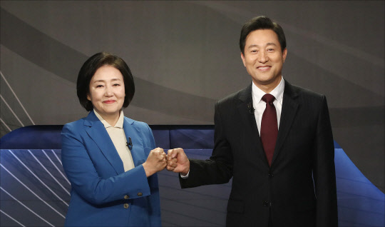 4·7 서울시장 보궐선거에 출마한 더불어민주당 박영선 후보(왼쪽)와 국민의힘 오세훈 후보가 5일 서울 양천구 목동 예총회관에서 열린 한국방송기자클럽 초청 서울시장 보궐선거 후보자 토론회에서 인사하고 있다.[사진=연합뉴스]